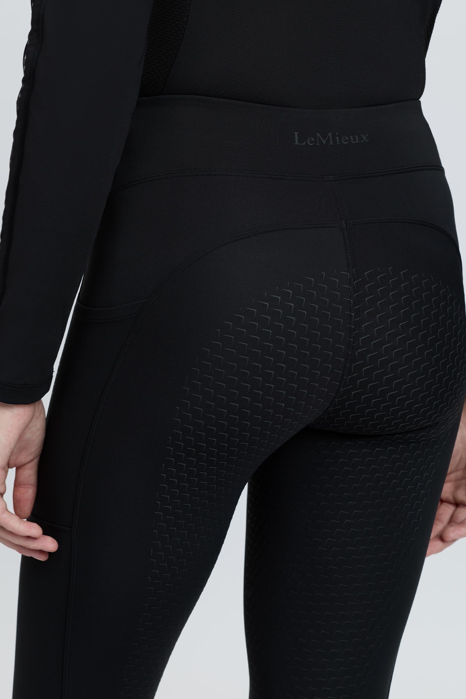Model shot 5