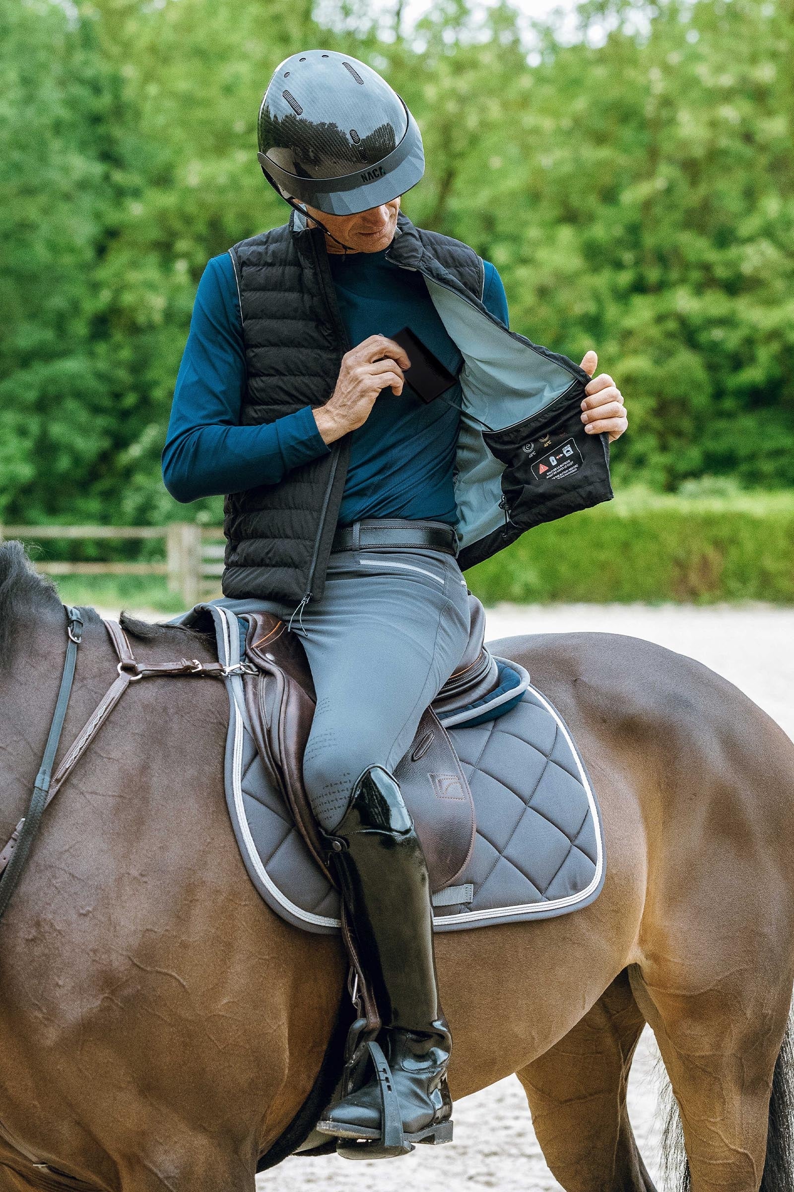 EQUITHÈME Charlie Waistcoat Battery Women’s Riding Clothing