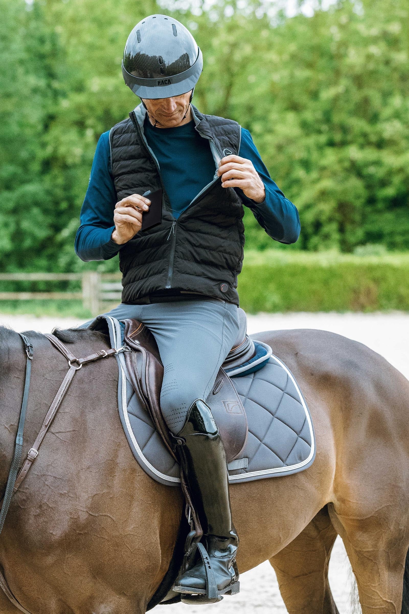 EQUITHÈME Charlie Waistcoat Battery Women’s Riding Clothing